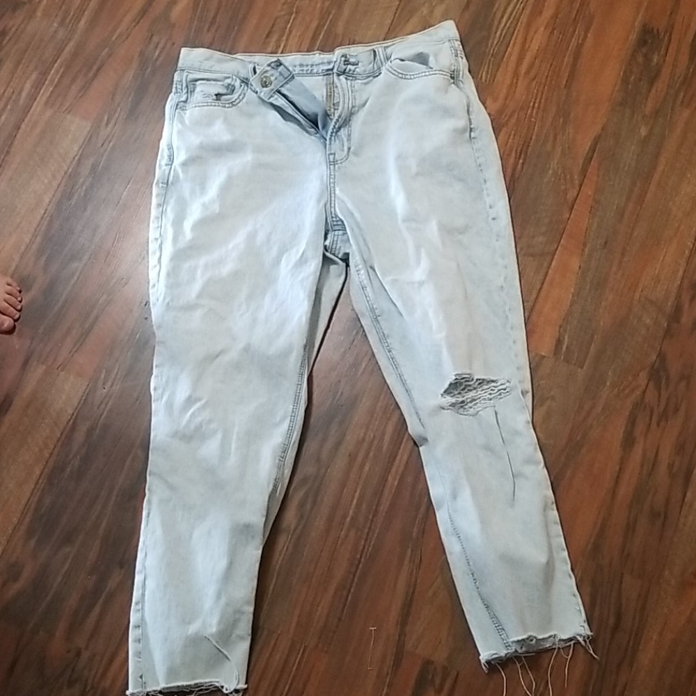 AMERICAN EAGLE Raw Hem Distressed Cropped Mom Jean